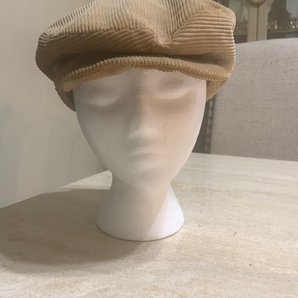Accessories - Vintage corduroy tan newspaper boy hat in great condition
